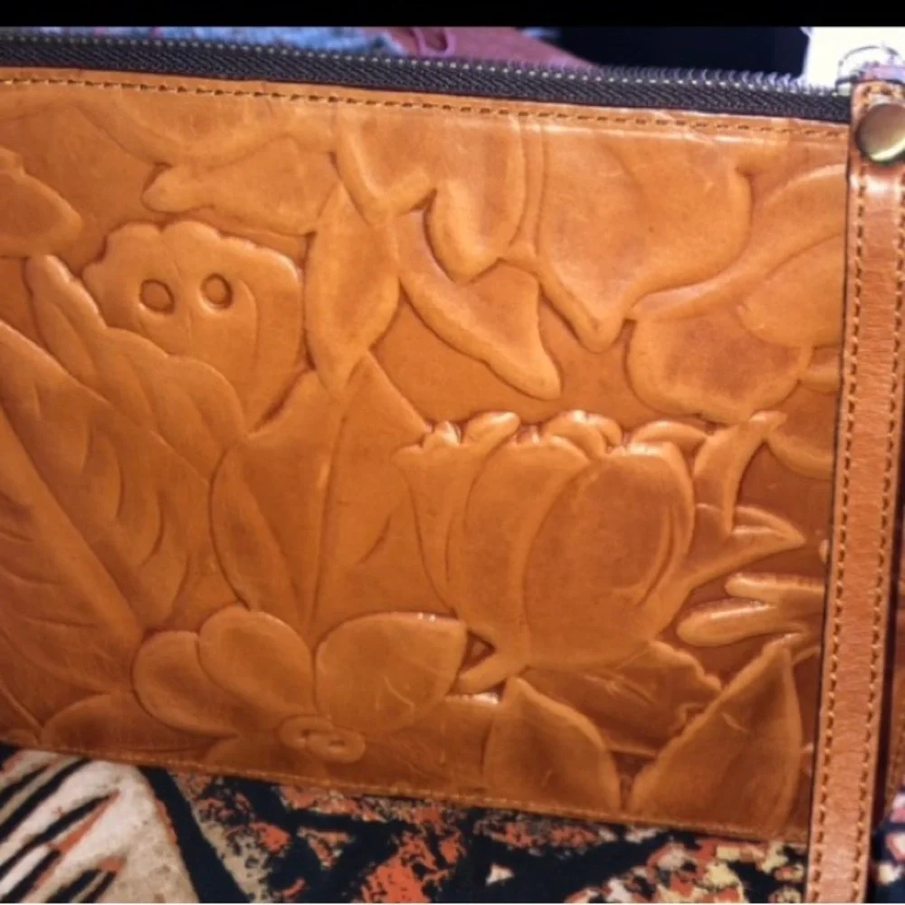 New Patricia Nash Cassini Tooled Leather Wristlet Cosmetic Bag Florence Brown